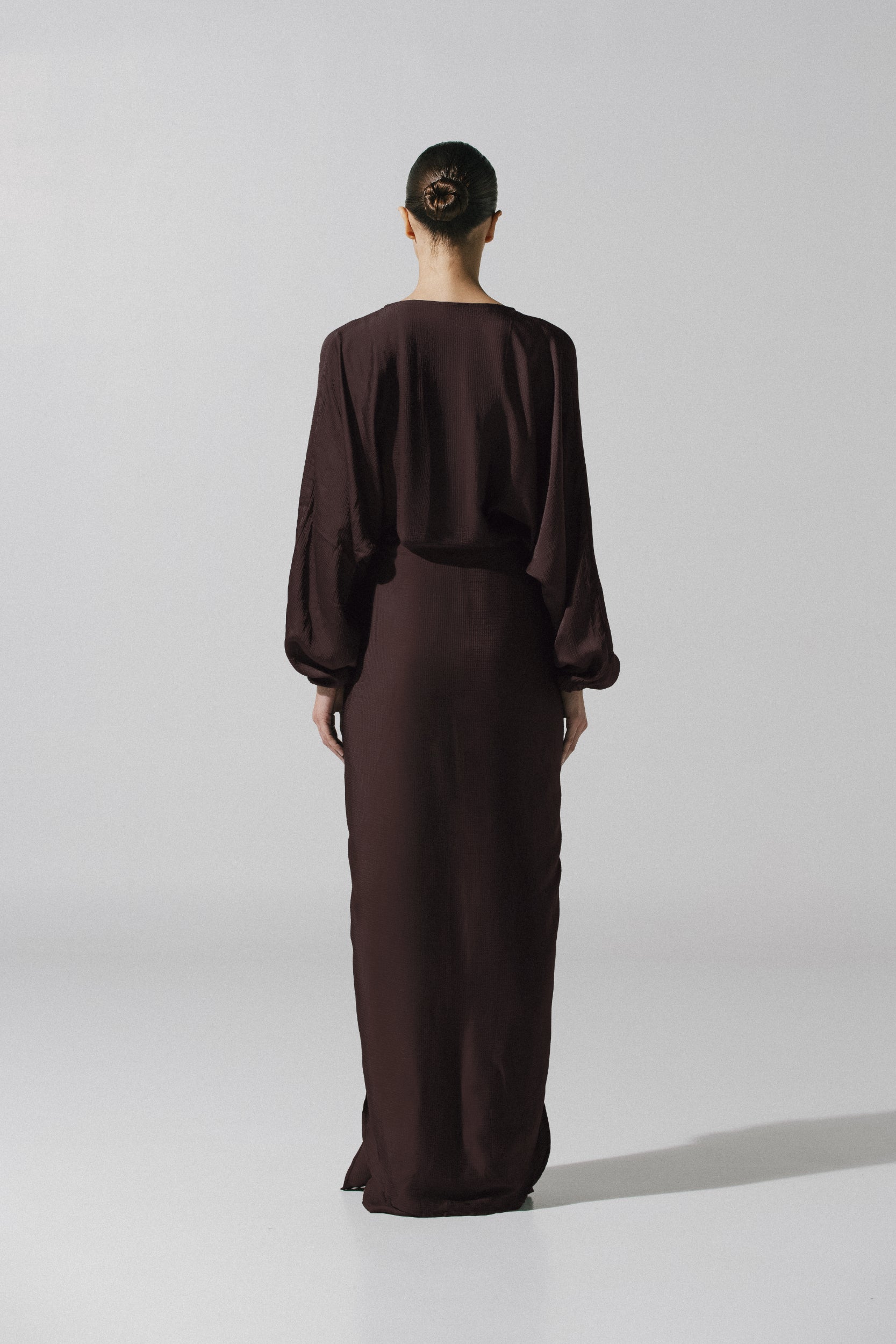 Vestido Alexa con escote en V, tela texturizada y ajuste elástico en puños.