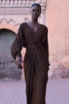 Vestido Alexa en color expresso, estilo elegante con tela texturizada y abertura lateral.