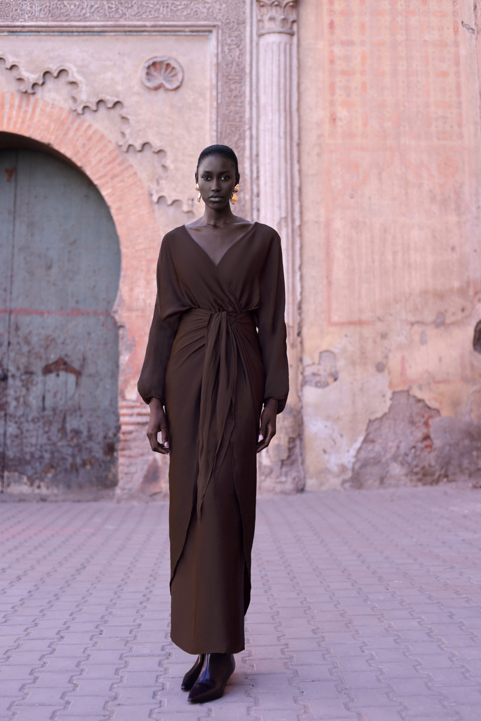 Vestido maxi Alexa de Baobab, doble capa con detalle de nudo y espalda cerrada.