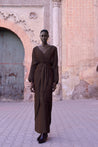 Vestido maxi Alexa de Baobab, doble capa con detalle de nudo y espalda cerrada.