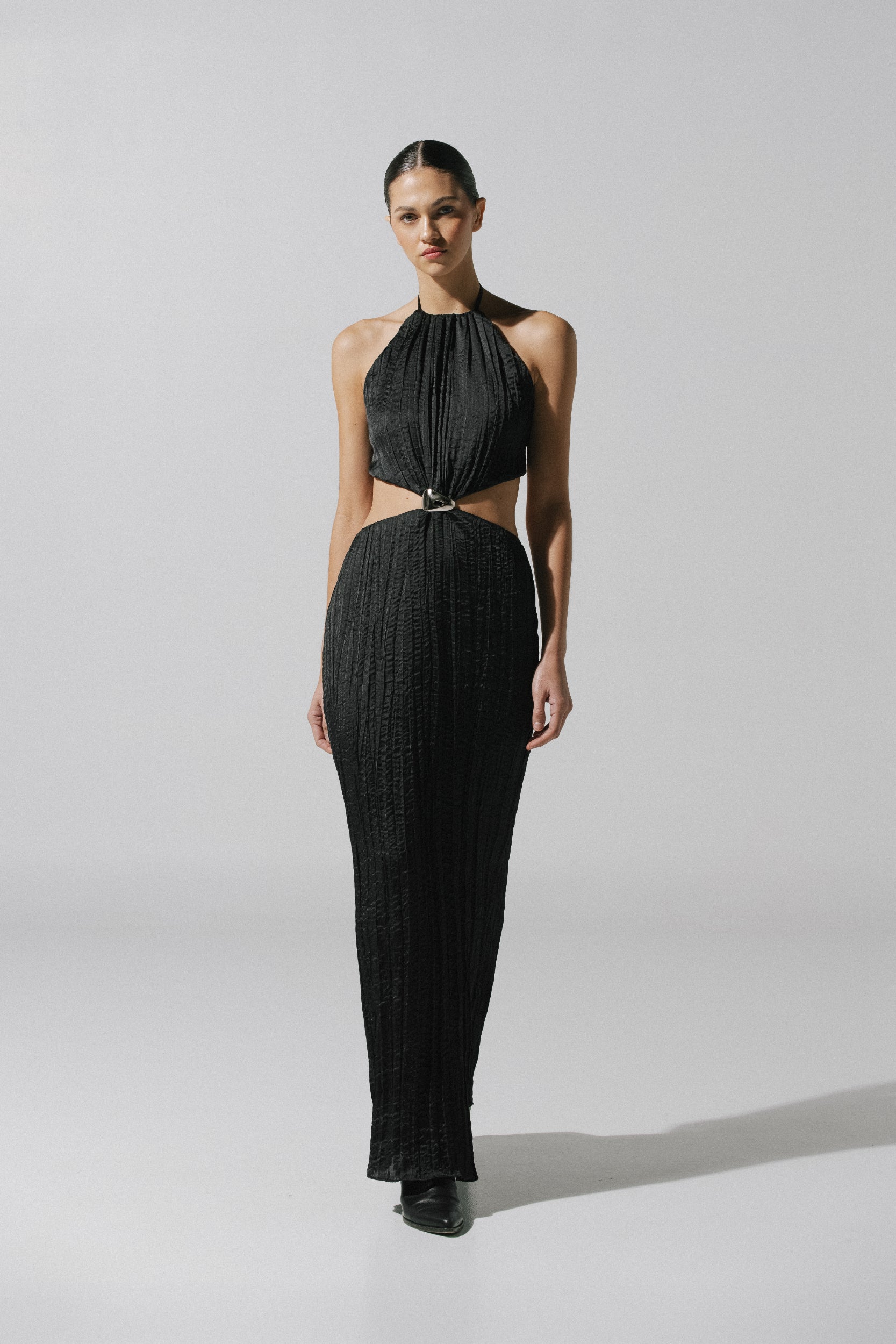 Vestido maxi Lexi de Baobab en color negro, cuello halter con recortes laterales y herraje decorativo.