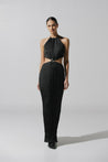 Vestido maxi Lexi de Baobab en color negro, cuello halter con recortes laterales y herraje decorativo.