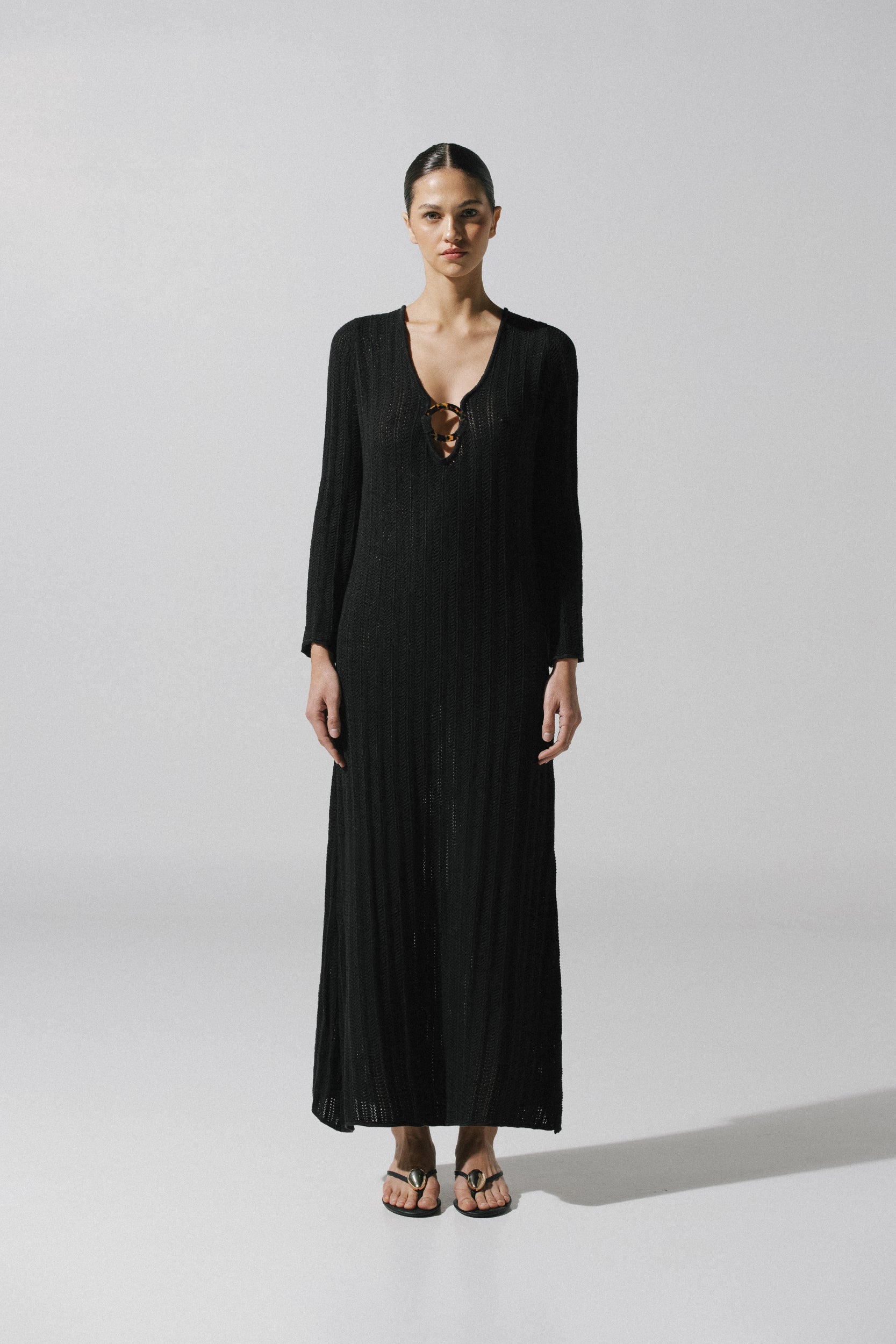 Vestido maxi Moon de Baobab en color black mane, escote en V con detalle de argolla y tejido semi transparente.