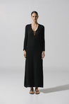 Vestido maxi Moon de Baobab en color black mane, escote en V con detalle de argolla y tejido semi transparente.
