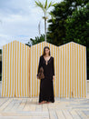 Vestido Moon black mane, modelo caminando en entorno natural con caída elegante.