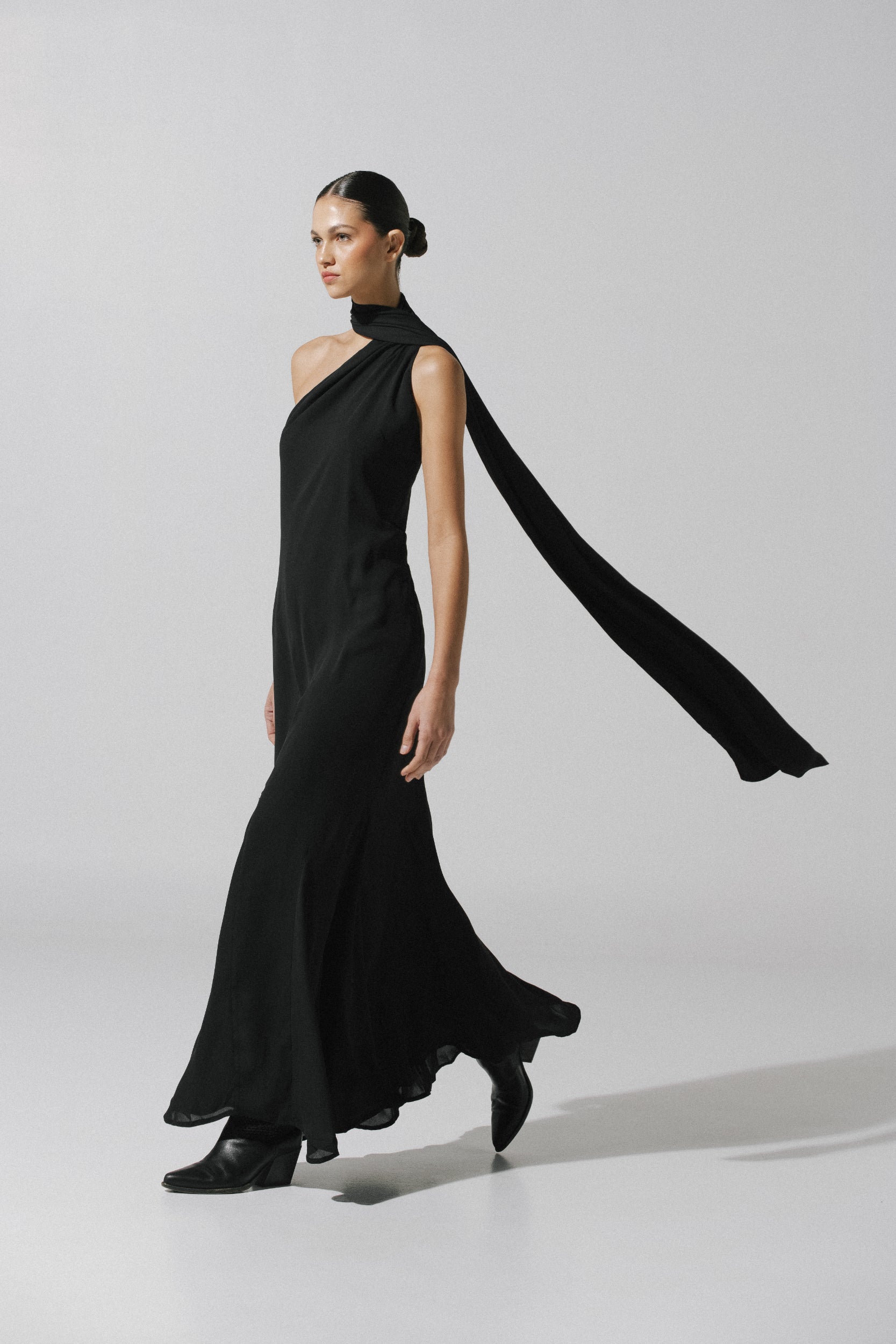 Vestido maxi Ari de Baobab en color negro, un solo hombro con banda fluida y godets en falda.