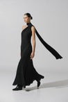 Vestido maxi Ari de Baobab en color negro, un solo hombro con banda fluida y godets en falda.