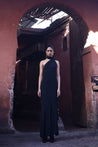Vestido Ari de Baobab en negro, banda decorativa al hombro y silueta elegante.