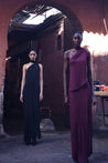 Vestido maxi Ari con escote de un solo hombro, bordado sutil y falda con godets.