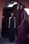 Vestido Ari negro con espalda abierta, banda decorativa y caída estructurada.