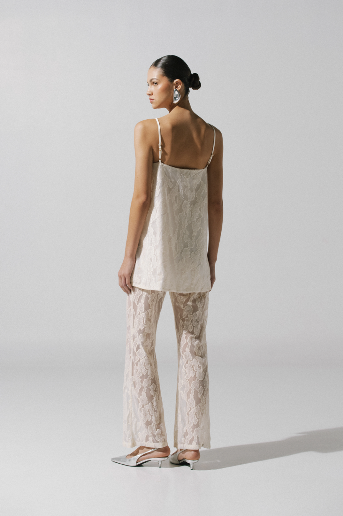 Top Porto Ivory combinado con pantalón, estilo elegante y escote cuadrado.