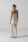 Top Porto Ivory combinado con pantalón, estilo elegante y escote cuadrado.